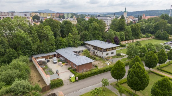 Modernizace Ekocentra Ostrov pokračuje. Kvůli špatnému technickému stavu získá novou střechu