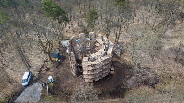 Záchrana zámečku u Mořičova odhalila tajemství černé kuchyně. První návštěvníky přivítá už v srpnu