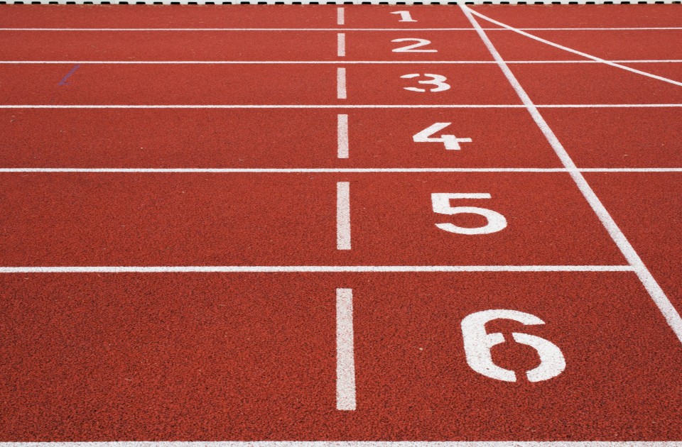 Atlety v Ostrově čeká na podzim nová dráha. Město zahájilo renovaci stadionu