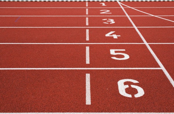Atlety v Ostrově čeká na podzim nová dráha. Město zahájilo renovaci stadionu