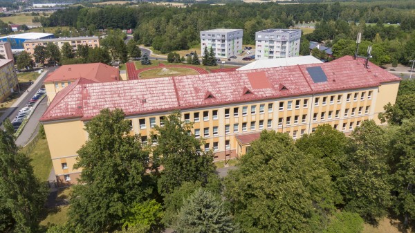 Městské objekty v Ostrově se dočkají fotovoltaiky. Vzniká i příprava pro sdílení energie a projekt na Stometráku