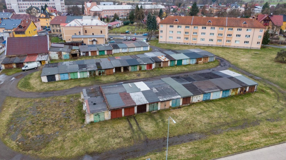 Další řada starých garáží uvolňuje místo nové čtvrti