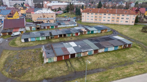 Další řada starých garáží uvolňuje místo nové čtvrti