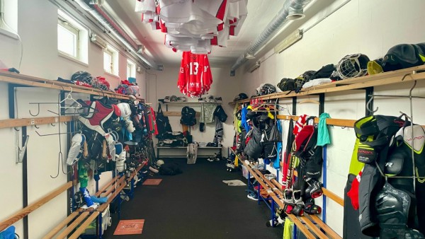 Zimní stadion v Ostrově se rozroste, současné šatny praskají ve švech