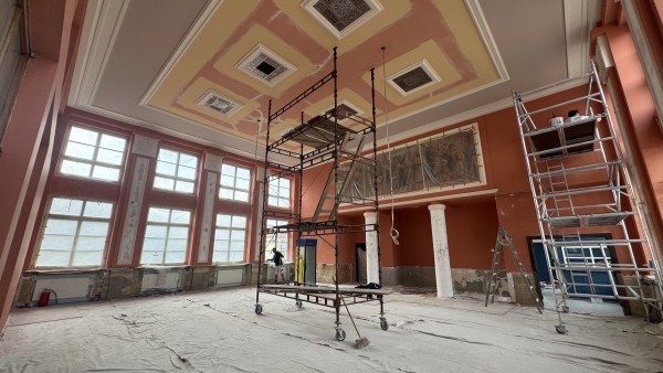 Malý sál získal novou výmalbu ve stylu 50. let.